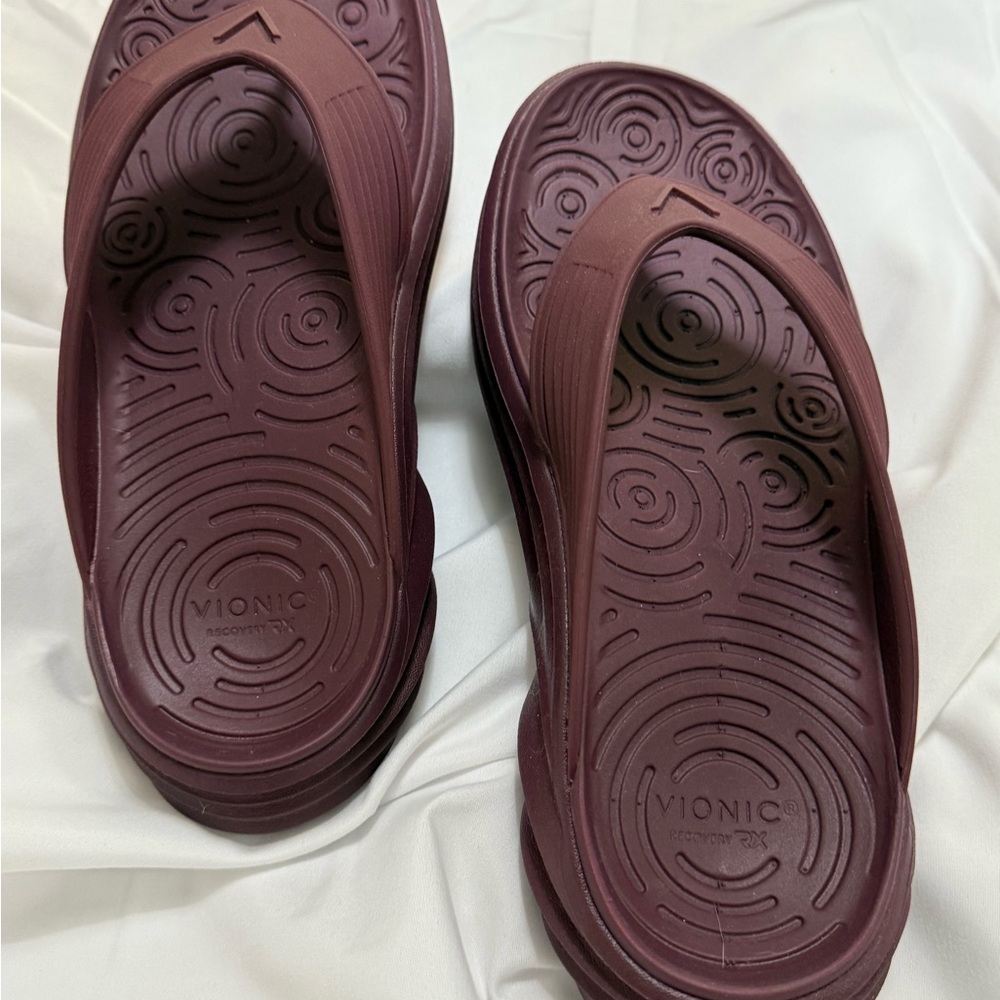 Vionic Women's Wine Flip Flops NWOT